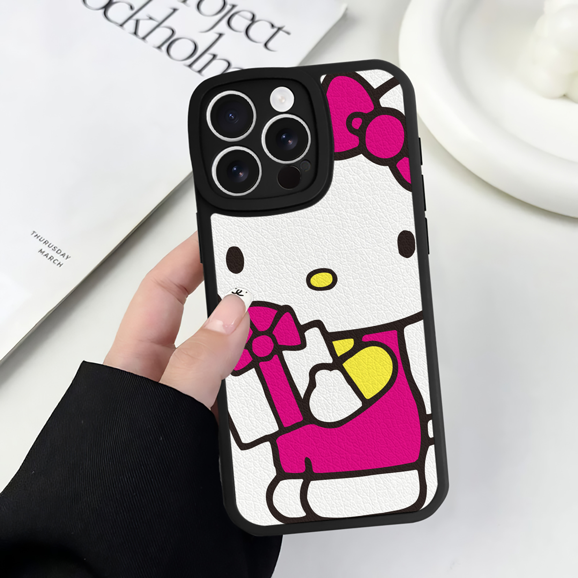 （画像用） Hello Kitty ハローキティ 【iPhone 16シリーズ対応】シリコンスマホケース（レザー調） 材質：シリコン